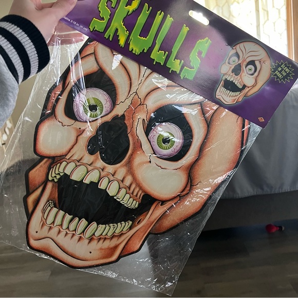 NWT Beistle Halloween Skull Glow in the Dark Die Cut - Picture 2 of 5